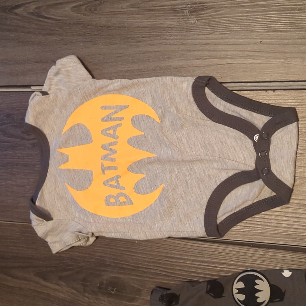 🦎 3 for $12 Batman Onsie and Shorts - Picture 4 of 6